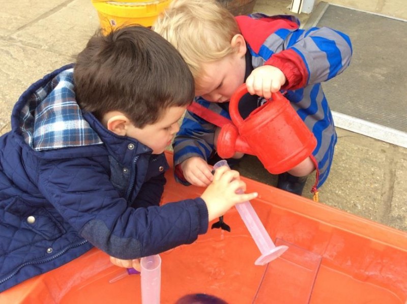 Learning about measuring with the water tray